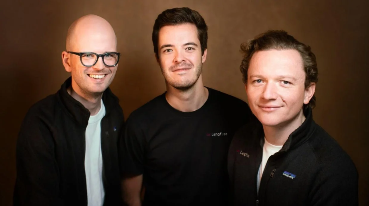 Langfuseのロゴ入りTシャツを着たチームメンバー