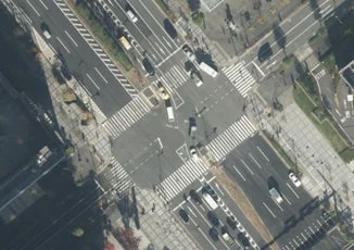 都市部の大きな交差点を上空から捉えた画像