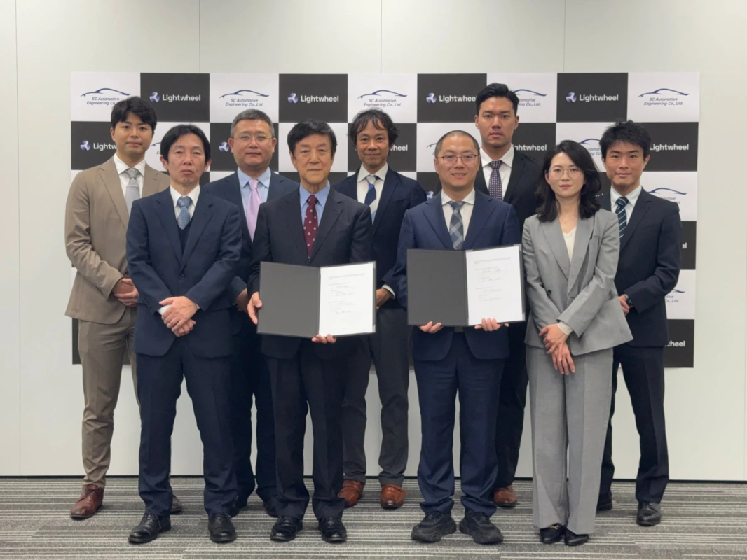 SC Automotive Engineering Co. Ltd.とLightwheelのビジネス契約締結式の集合写真