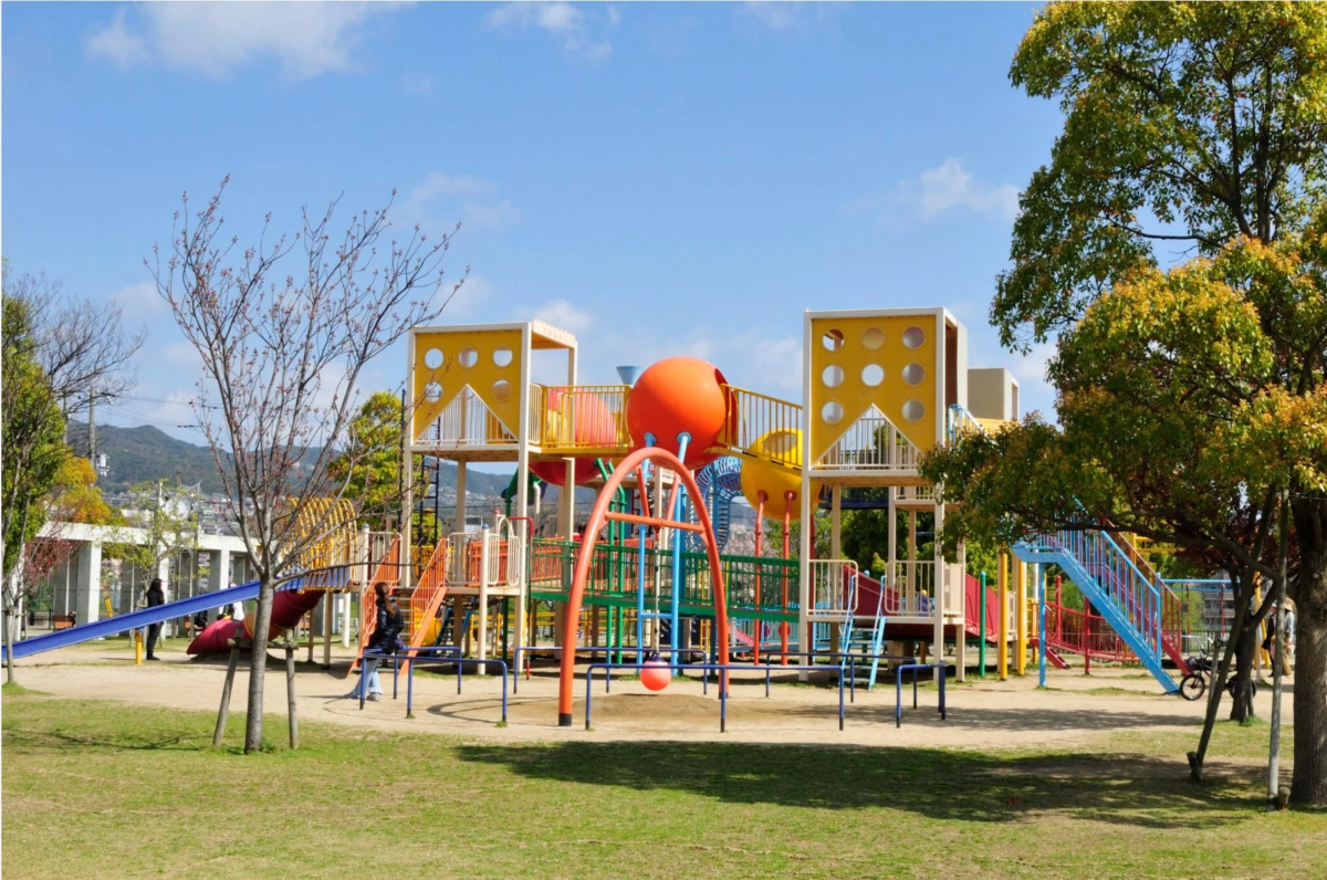 公園の遊具の画像