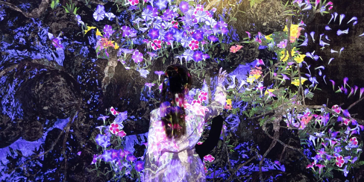 没入型デジタルアート空間に立つ人物の後ろ姿