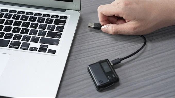 ノートパソコンにUSBケーブルを接続している場面