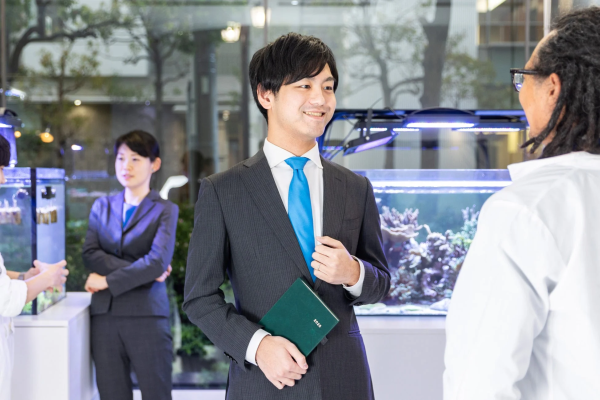 ビジネス,オフィス,会話,男性,スーツ,笑顔,アクアリウム,会議,商談,プロフェッショナル