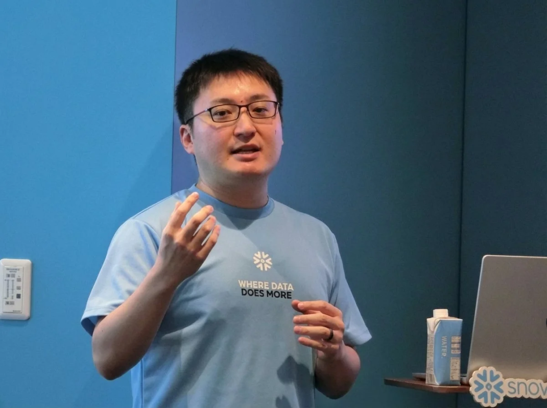 プレゼンテーションを行う男性