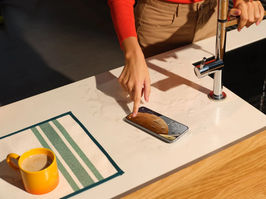 キッチンでのスマートフォン操作