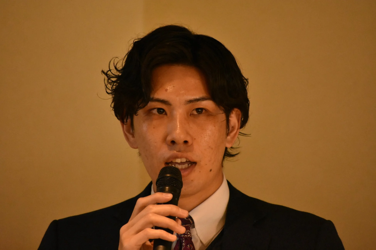 マイクを持って話すVision Base株式会社 代表取締役 宮﨑 由剛氏