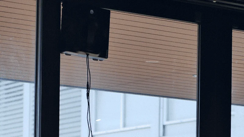 窓の端を掃除するロボット