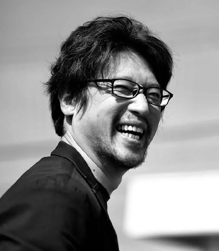 人物,男性,笑顔,眼鏡,白黒,ポートレート,アジア人,髭,屋外,楽しそう