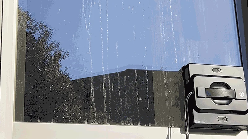 窓を掃除するロボット