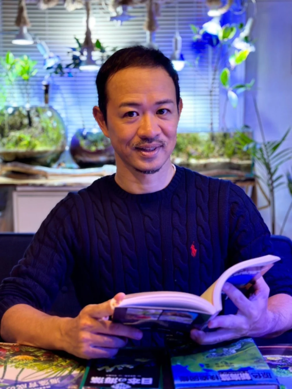 男性,読書,本,笑顔,セーター,ポロラルフローレン,屋内,水槽,植物,趣味,ライフスタイル,自然,青い照明