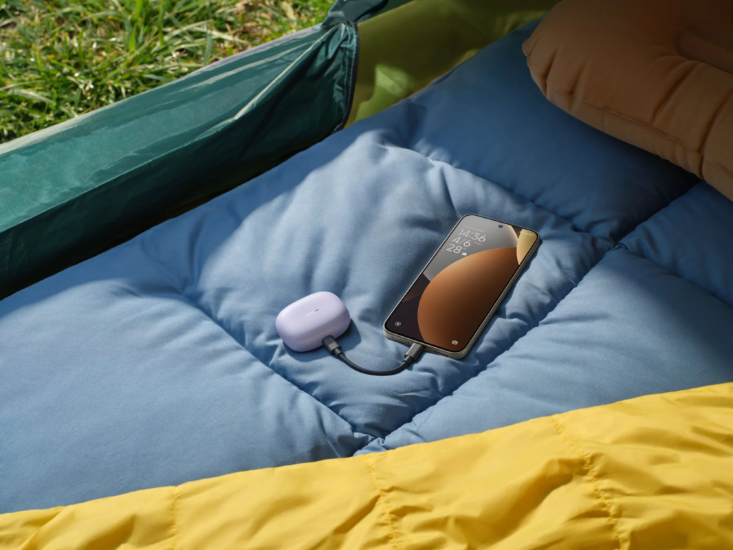 キャンプでのスマートフォンとイヤホンの充電