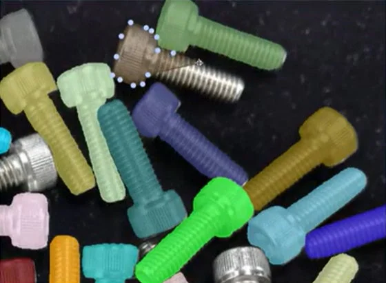 カラフルなネジが散らばる画像