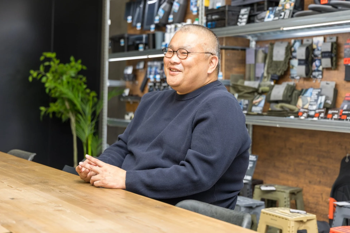 笑顔で話す男性