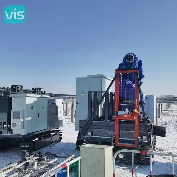 雪が積もった広大な屋外で、複数の大型建設機械が稼働している様子