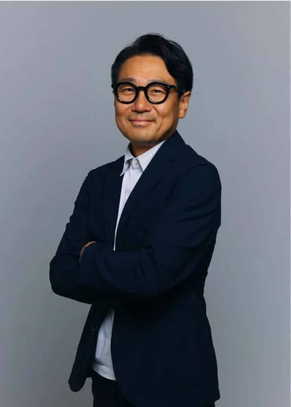 人物,男性,ビジネスマン,スーツ,眼鏡,笑顔,腕組み,ポートレート,スタジオ撮影,アジア人