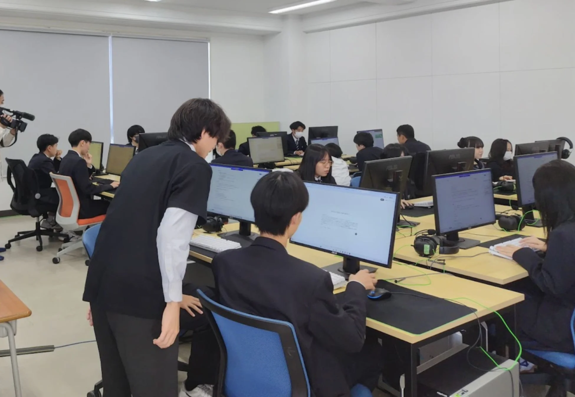 コンピューター室で学ぶ学生たち