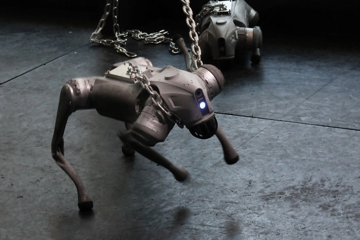 鎖に繋がれた犬型ロボット