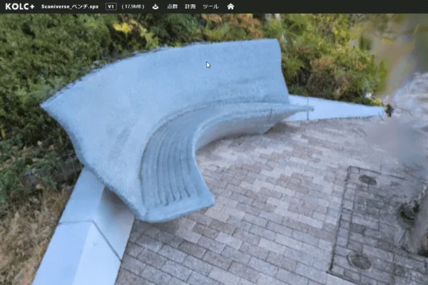 屋外に設置された湾曲したデザインのベンチの3Dモデル