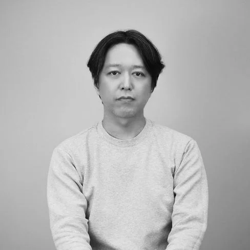 モノクロで撮影された東洋系の男性のポートレート