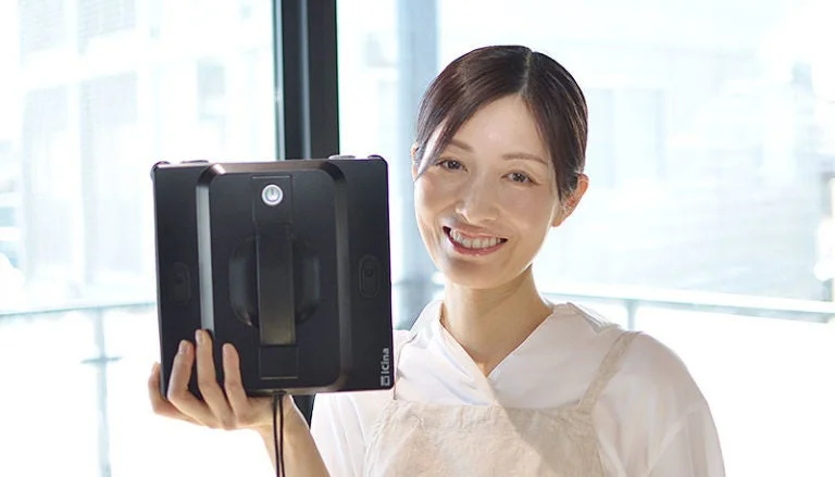 ロボットを持つ女性