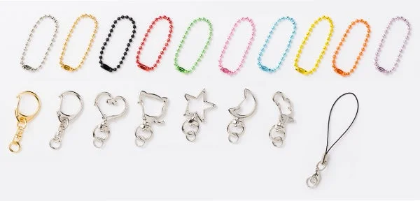 様々な種類のボールチェーンやストラップが並べられた画像