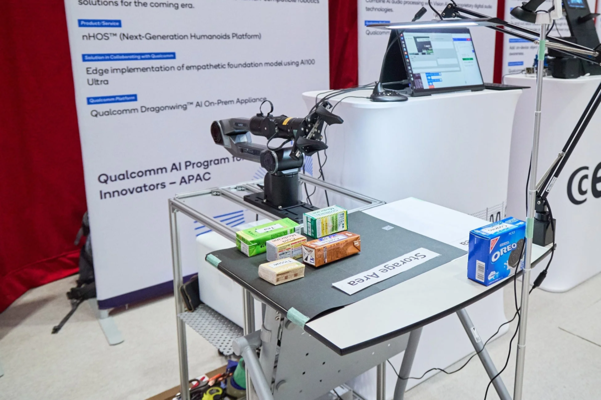 デモンストレーターのロボットアームが商品を操作する様子