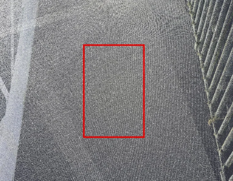 グレーの細かいテクスチャのある表面が写っています。