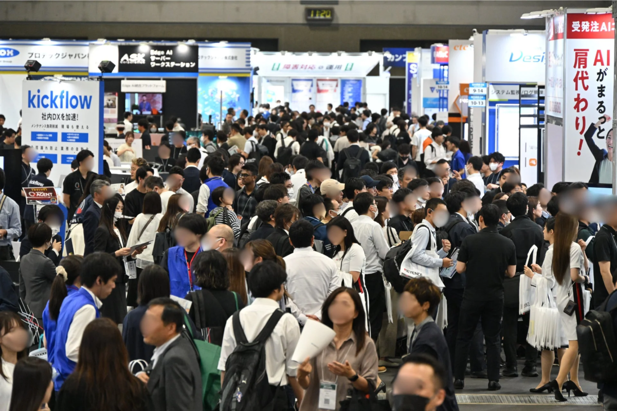 多くの来場者で賑わうテクノロジー関連の展示会風景