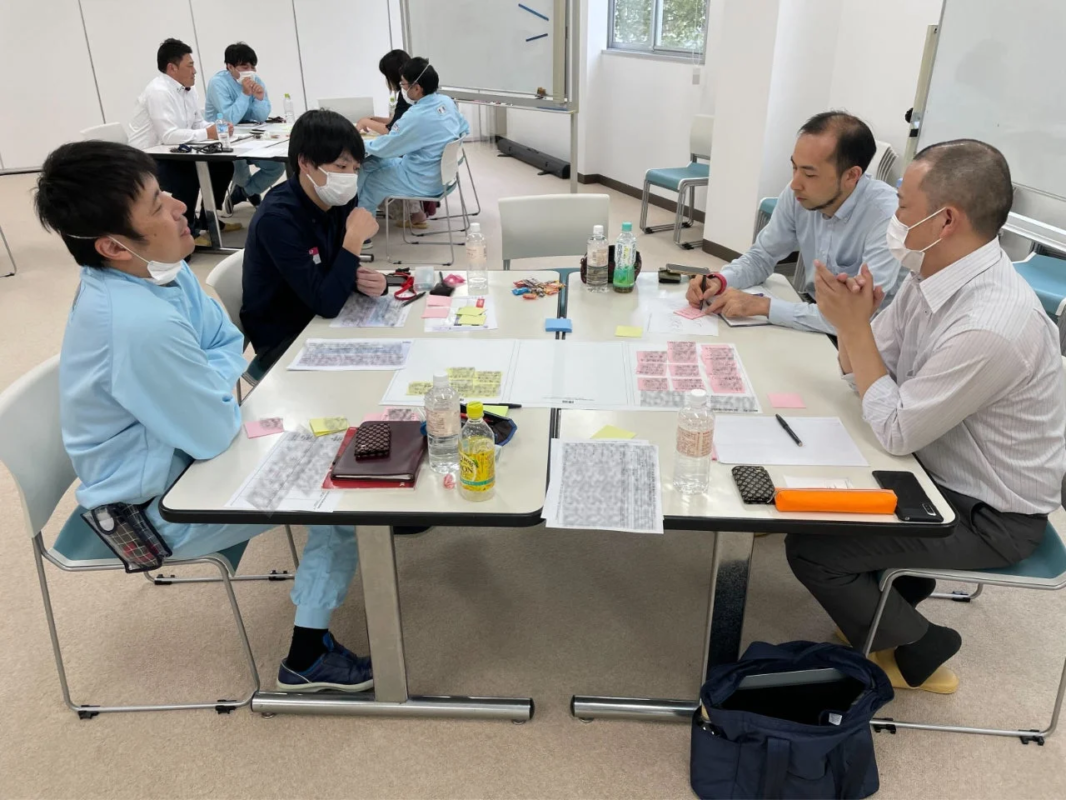 会議室でのグループワーク