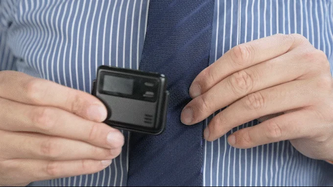 人物、手、ビジネス、ネクタイ、シャツ、電子機器、装着、男性、ガジェット、ストライプ、ビジネスマン