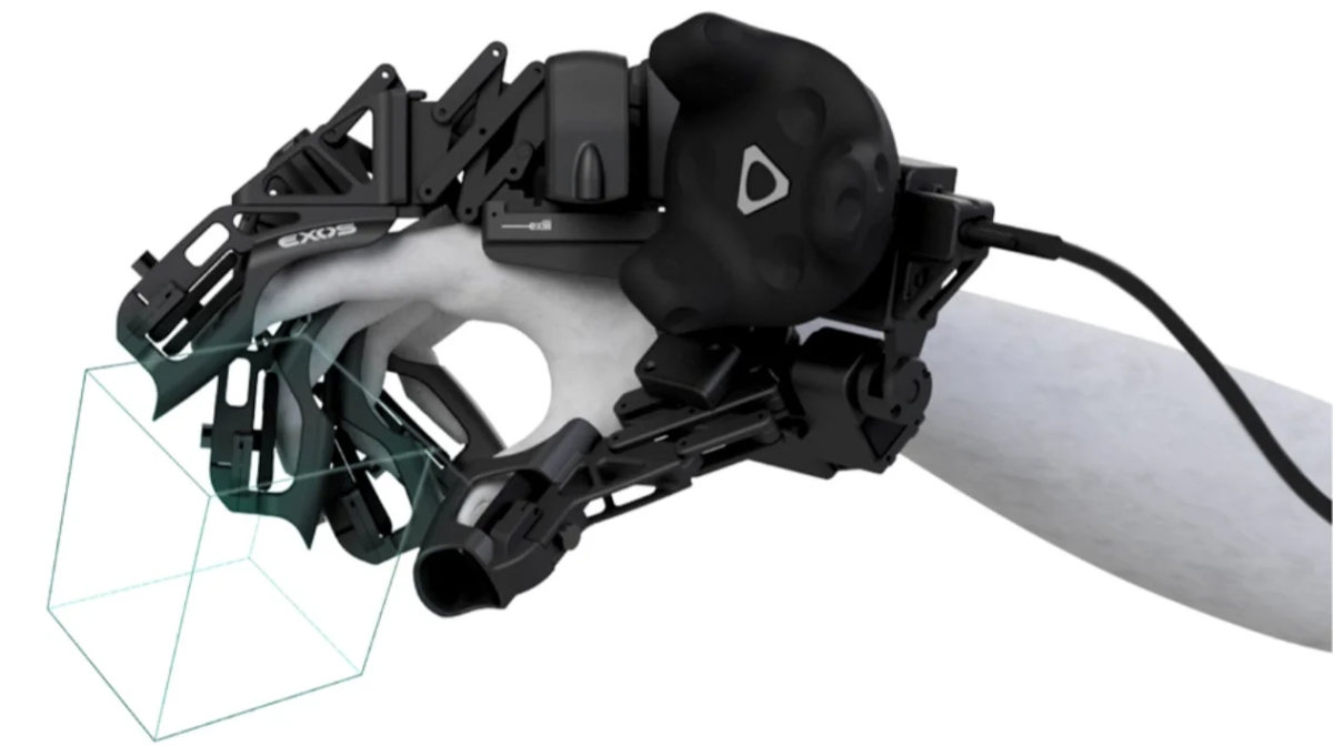 VRコントローラーと一体化したエクソスケルトンデバイスを装着した手が仮想立方体に触れる
