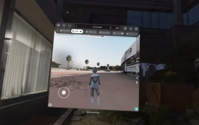 現実世界の風景に仮想空間のブラウザ画面が重なって表示されています。
