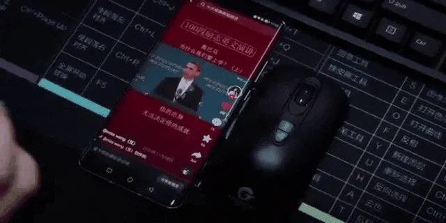 スマートフォンに表示された英語スピーチ動画