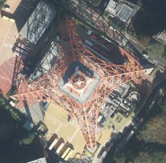 東京タワーを真上から捉えた航空写真
