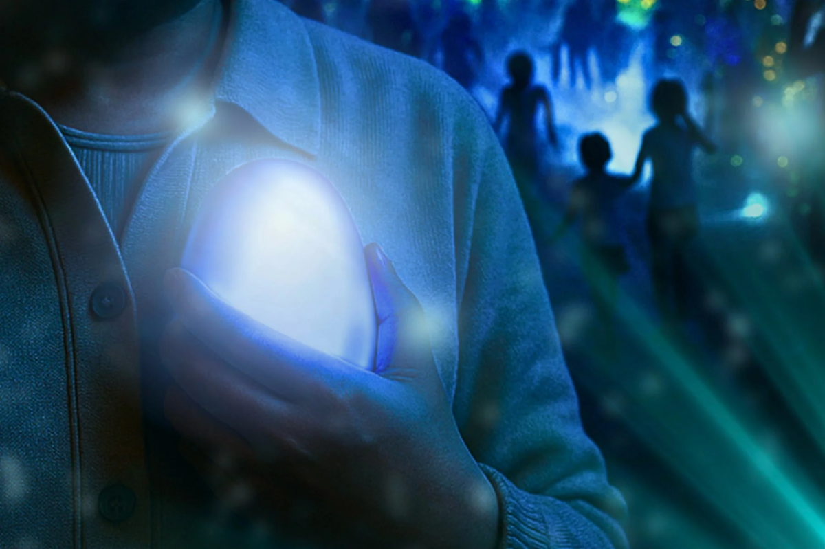 青白く光る卵形のような物体