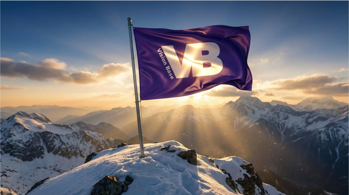 雪山に立つ「VB Vision Base」の旗