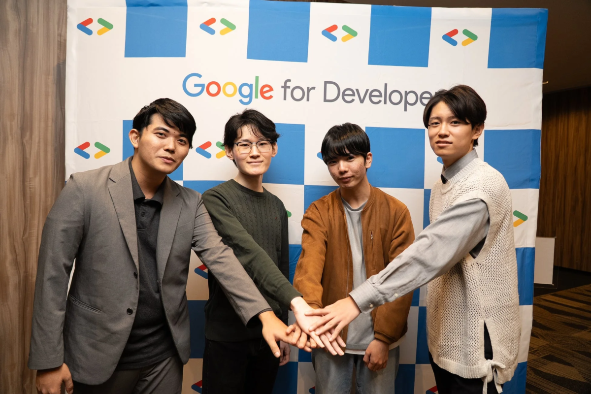 Google for Developerのバナーを持つ開発者たち