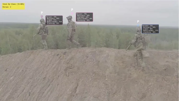 丘陵地帯を歩く3人の兵士を検出するAIの画面