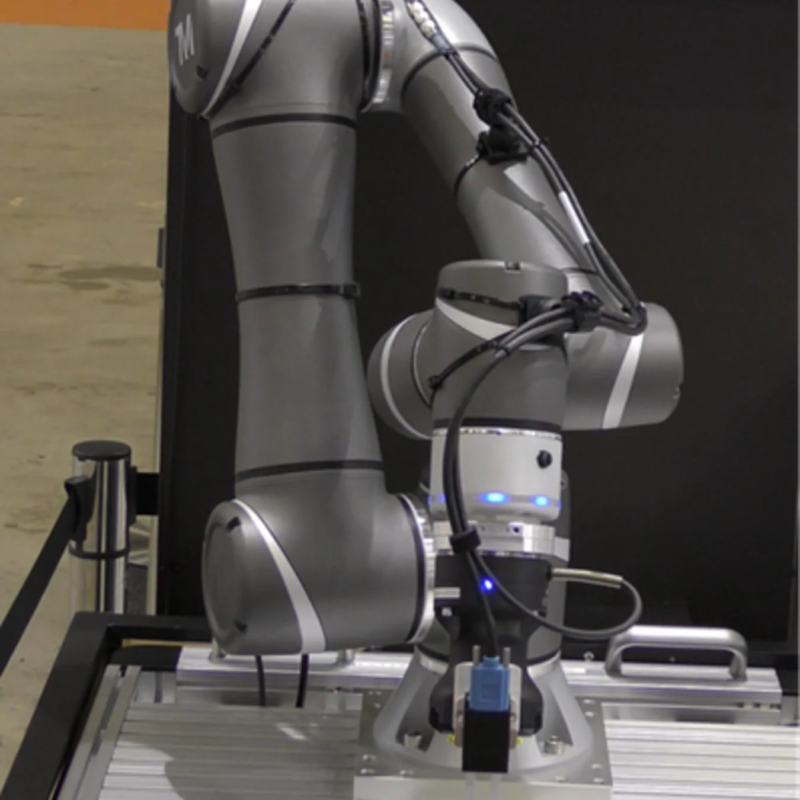 複数の関節とケーブルを持つグレーの産業用ロボットアーム