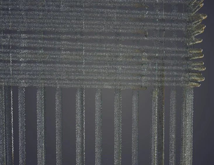 暗い背景の上に、きらめく粒子で描かれた抽象的な線状のパターンが見られます。