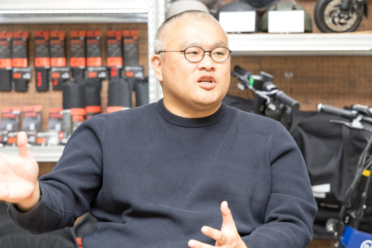 ジェスチャーを交え話す男性