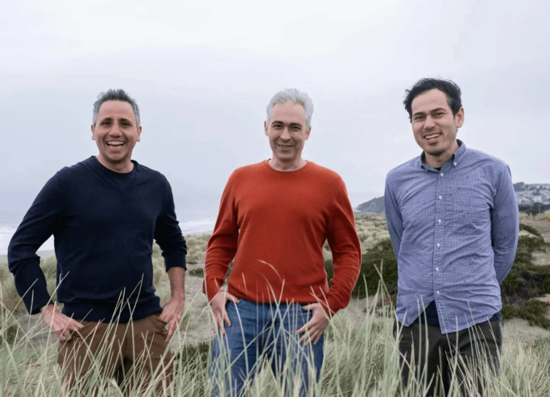 海岸沿いの草地に立つ男性3人のポートレート