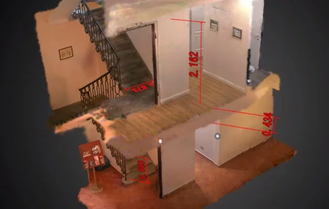 階段と廊下がある建物の内部を3Dスキャンした画像で、壁や床、階段の高さや幅が数値で示されています。