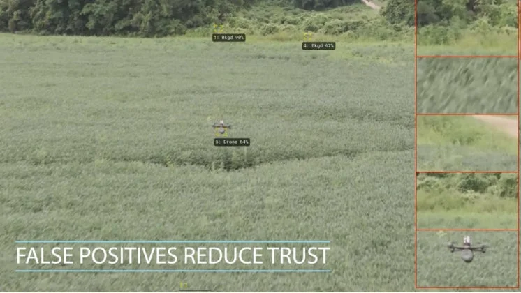 畑の上を飛ぶドローンとAI検出の表示
