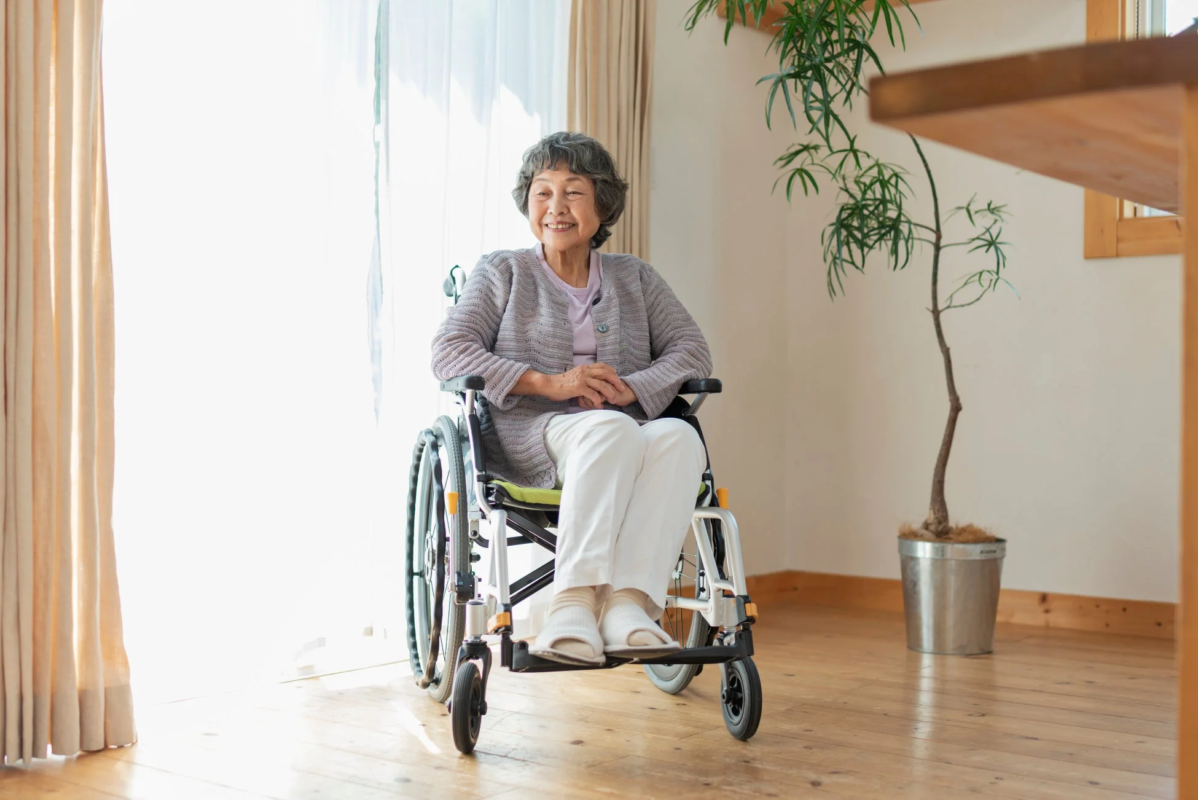 車椅子に座る高齢女性