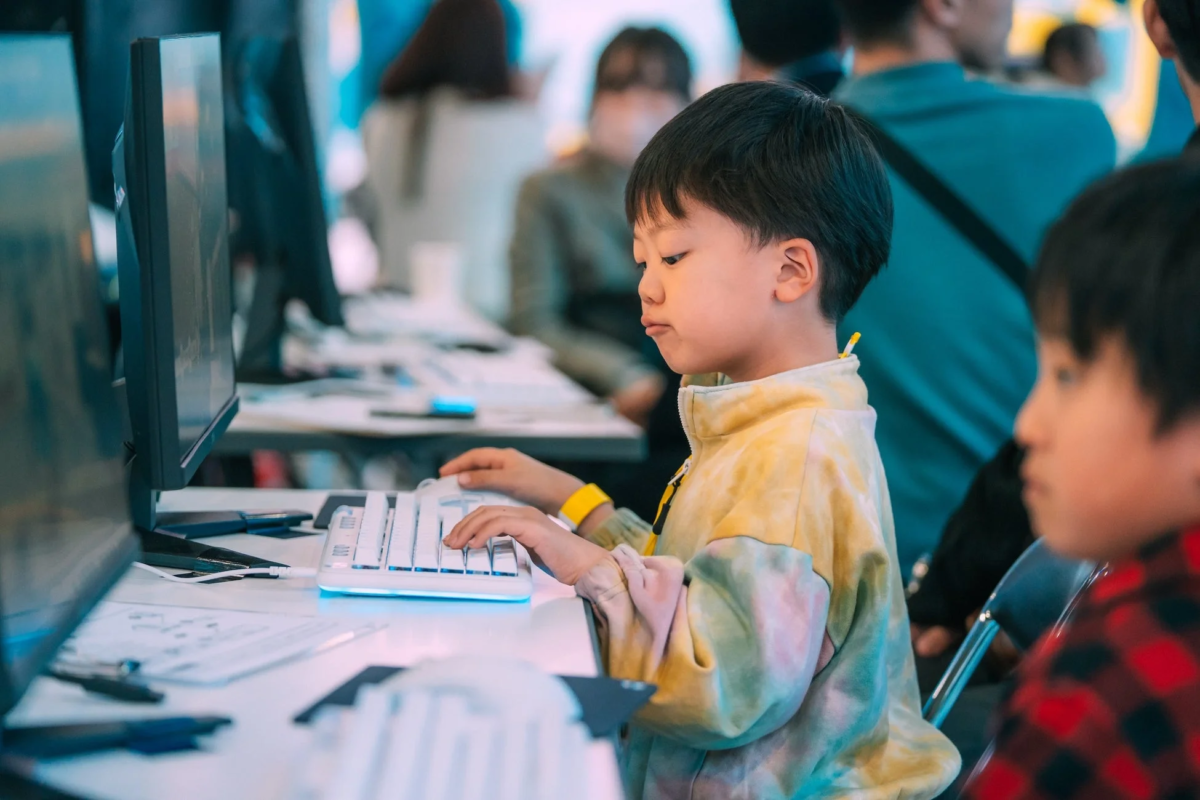 少年がPCを操作しています