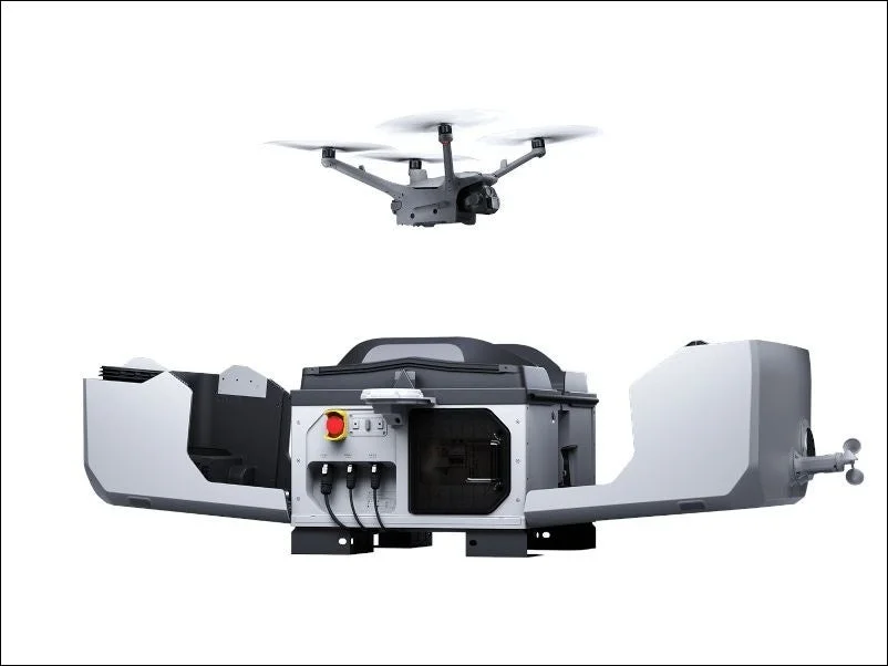 飛行中のドローンと自動ドローン基地