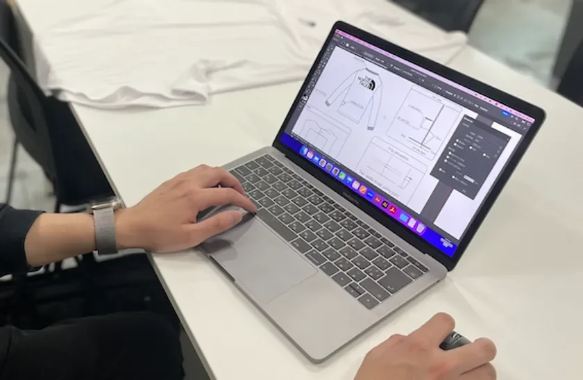 MacBook Proで縫製仕様書を翻訳する様子