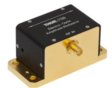 THORLABS製の電気光学振幅変調器のクローズアップ画像です。