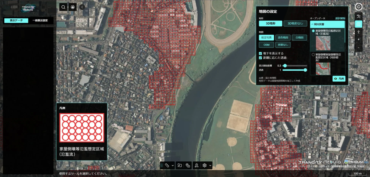 TRANSCITY nebulaの地図設定UI。衛星写真上に河川の氾濫による家屋倒壊想定区域が赤色のオーバーレイで示されたハザードマップの画面です。